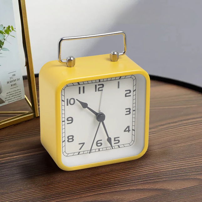 Liten fyrkantig analog väckarklocka