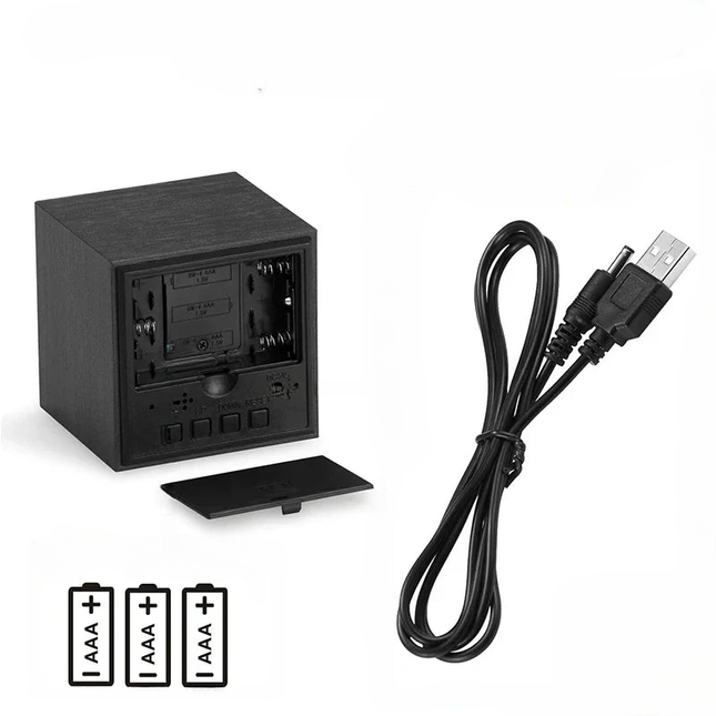 Svart digital väckarklocka i träkub