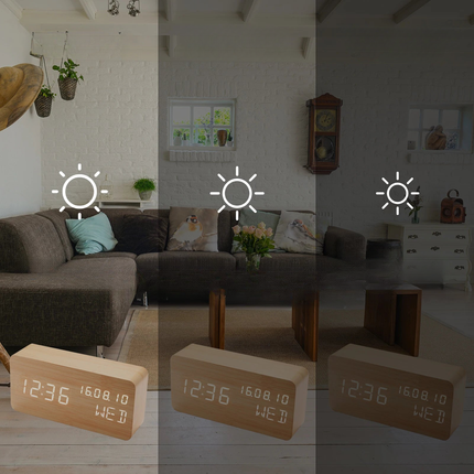Modern digital väckarklocka i ljust trä