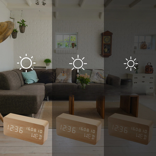 Modern digital väckarklocka i ljust trä