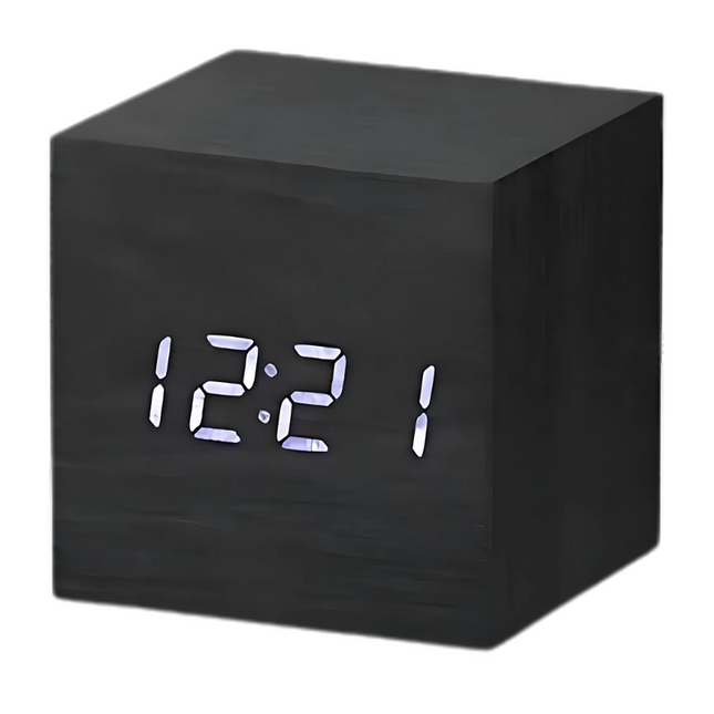 Svart digital väckarklocka i träkub