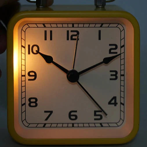 Liten fyrkantig analog väckarklocka