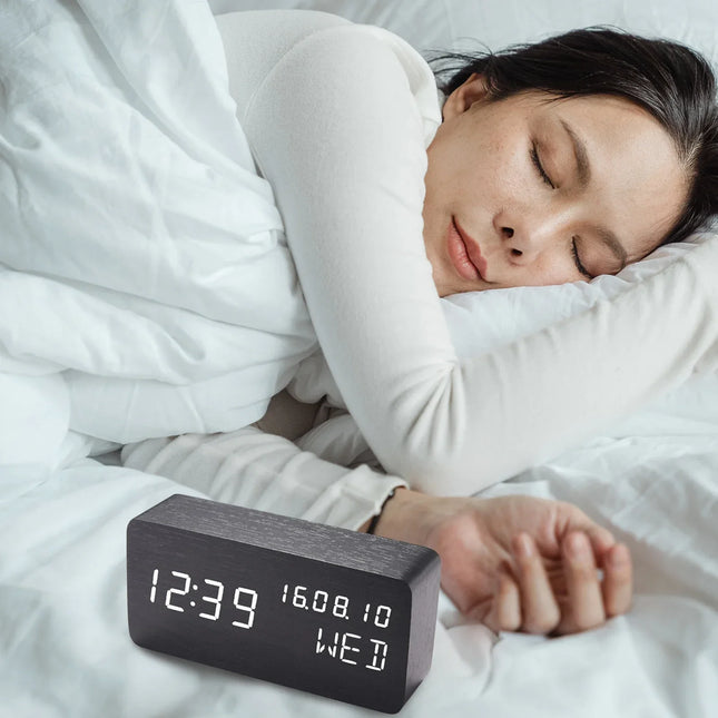 Modern digital väckarklocka i ljust trä