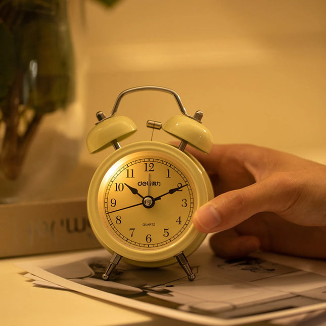 Enkel beige retro väckarklocka med klockor