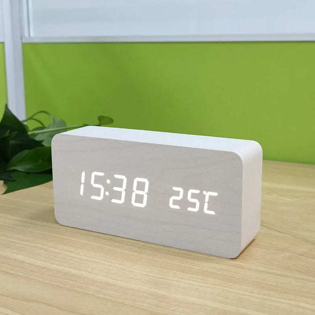 Träväckarklocka med vita LED-siffror