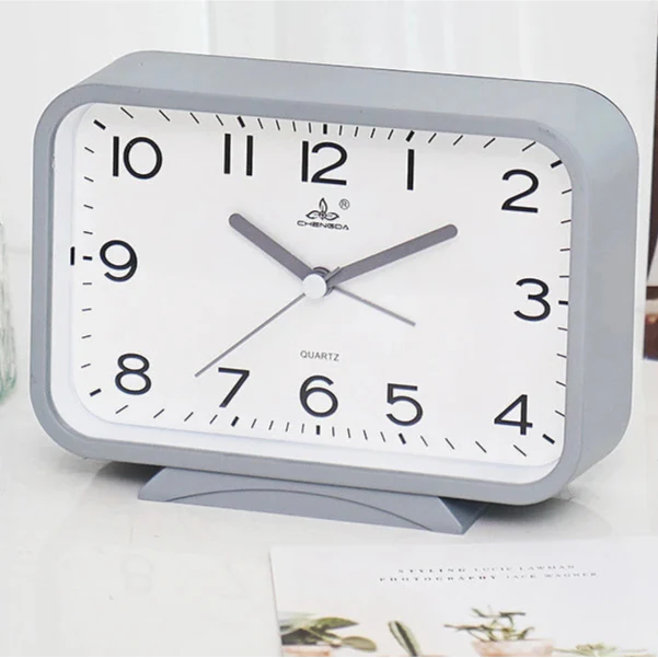 Rektangulär analog väckarklocka med alarm