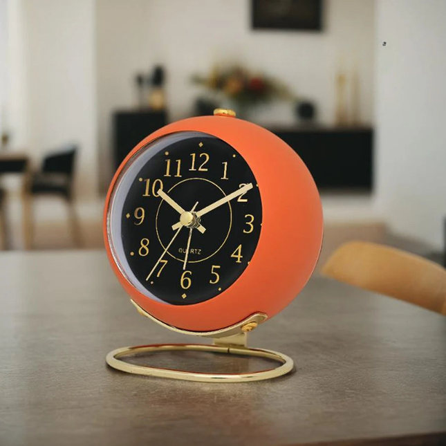 Rund analog väckarklocka med design