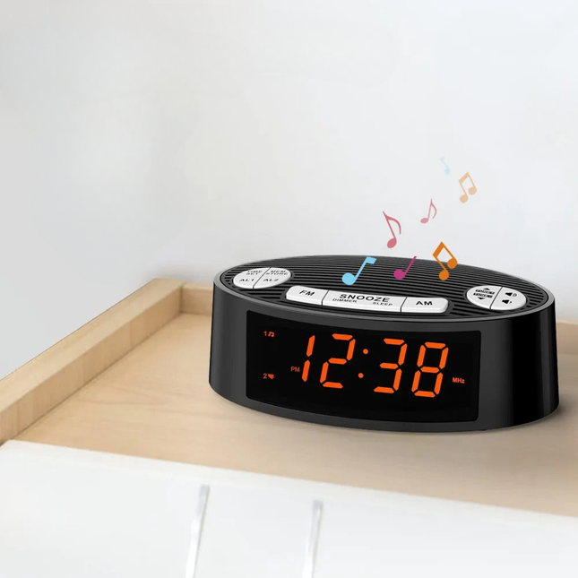 Digital klockradio med stora röda siffror