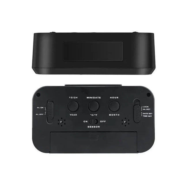 Batteridriven digital klocka med belysning