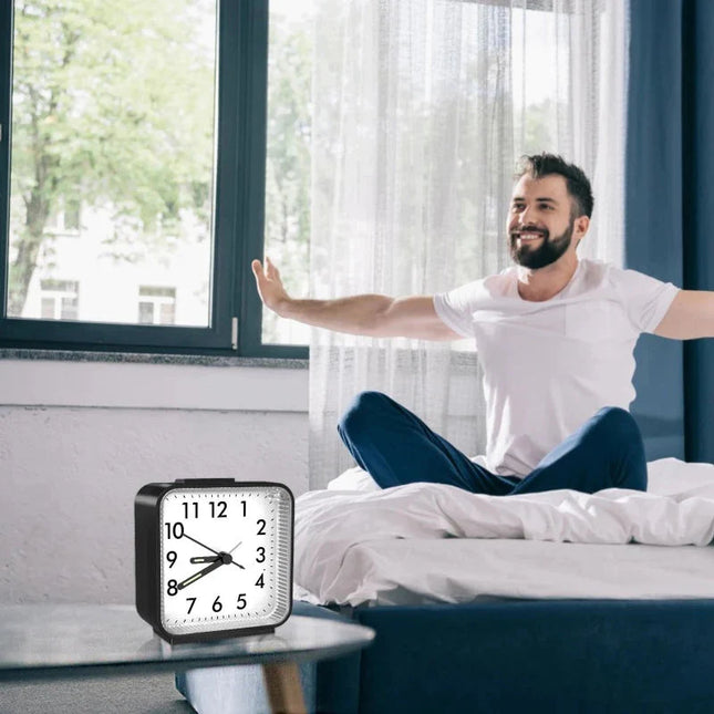 Tyst analog väckarklocka med nattljus