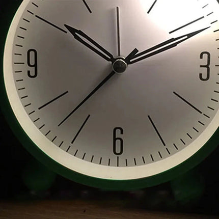 Liten tyst analog reseväckarklocka