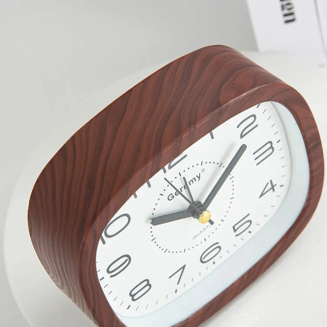 Analog väckarklocka med stora tydliga siffror