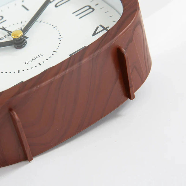 Analog väckarklocka med stora tydliga siffror