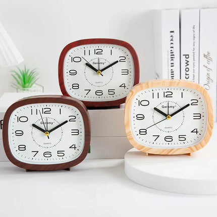 Analog väckarklocka med stora tydliga siffror