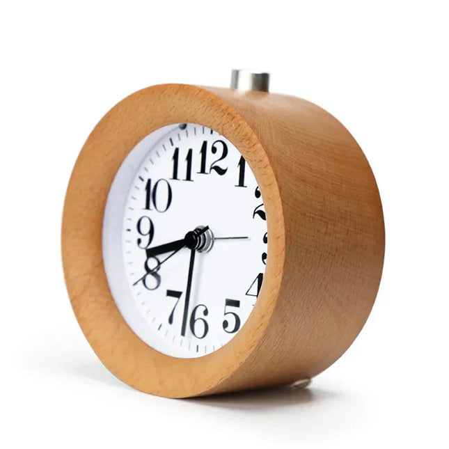 Rund analog väckarklocka i ljust trä