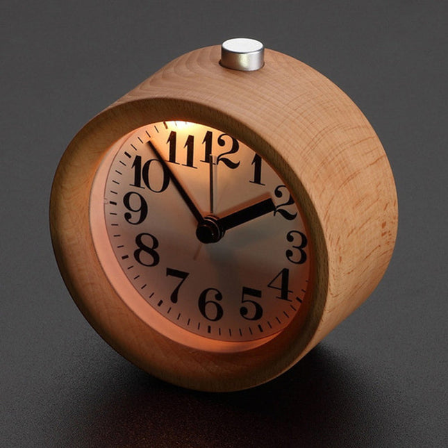 Rund analog väckarklocka i ljust trä
