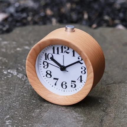 Rund analog väckarklocka i ljust trä