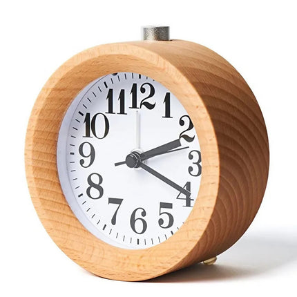 Rund analog väckarklocka i ljust trä