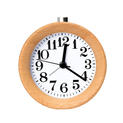 Rund analog väckarklocka i ljust trä