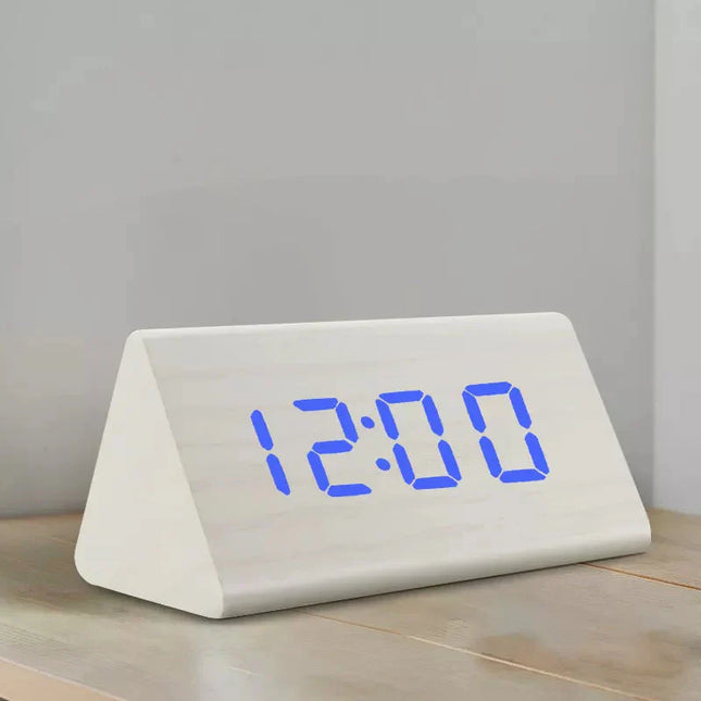 Vit digital väckarklocka i trä