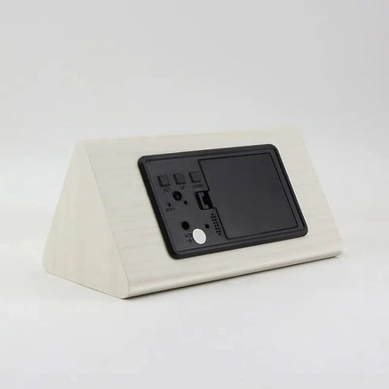 Vit digital väckarklocka i trä