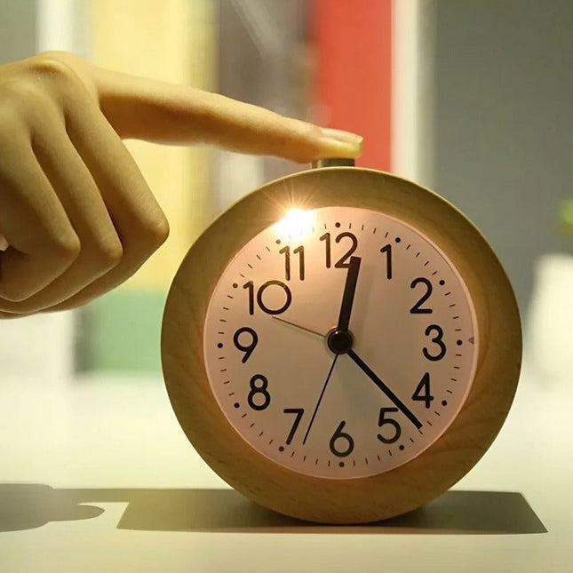 Analog väckarklocka i mörkt trä