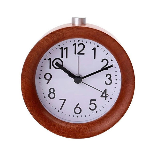 Analog väckarklocka i mörkt trä
