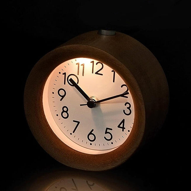 Analog väckarklocka i mörkt trä