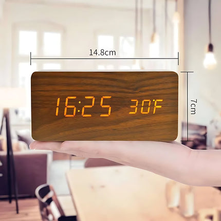 Digital väckarklocka i ljust trä
