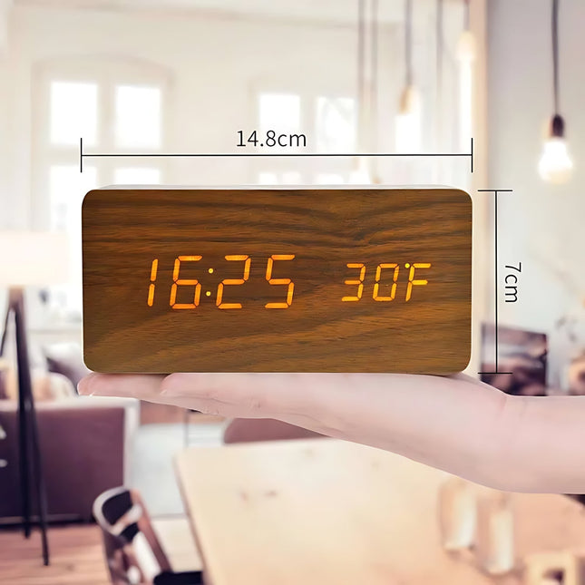Digital väckarklocka i ljust trä