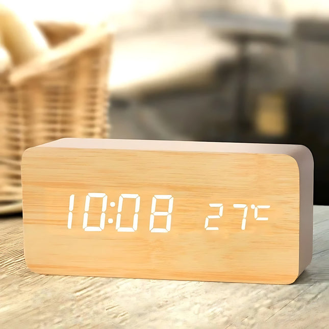 Digital väckarklocka i ljust trä