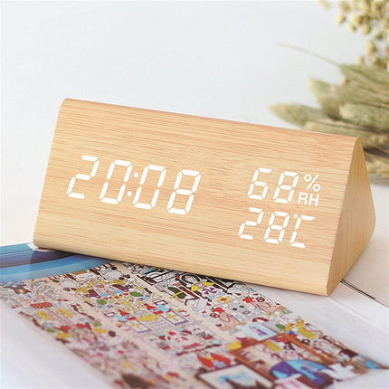 Triangelformad väckarklocka i trä med LED