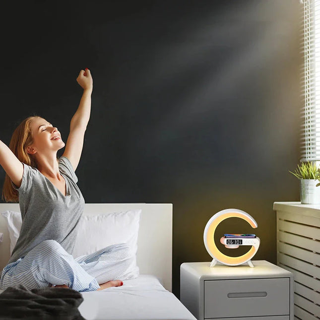 Väckarklocka med trådlös laddare och lampa