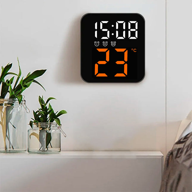 Reseväckarklocka med ljusstark orange display