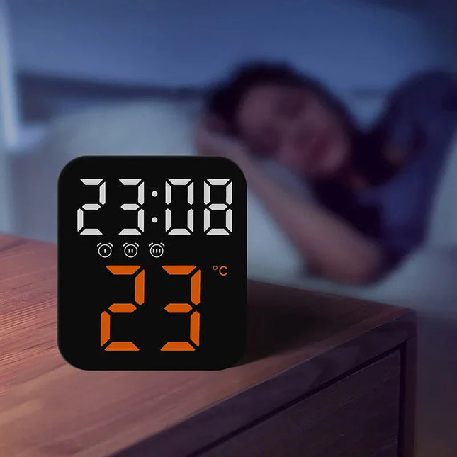 Reseväckarklocka med ljusstark orange display