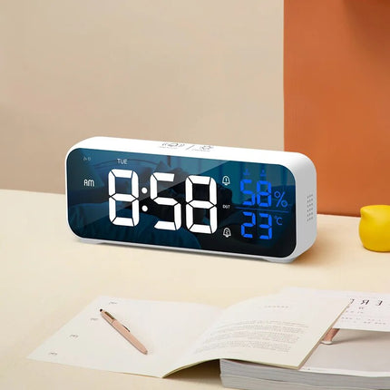 Vit digital väckarklocka med termometer