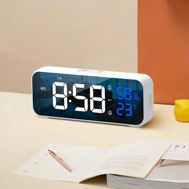 Vit digital väckarklocka med termometer