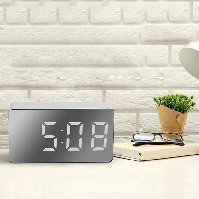Digital väckarklocka med modern spegeldisplay