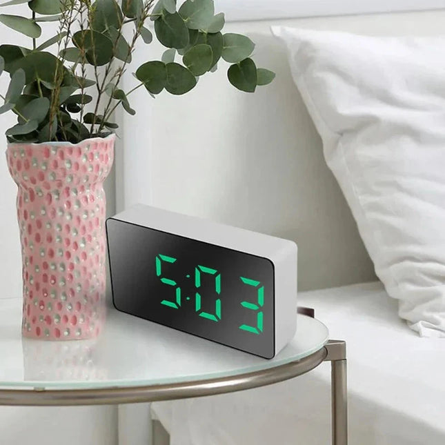 Digital väckarklocka med modern spegeldisplay