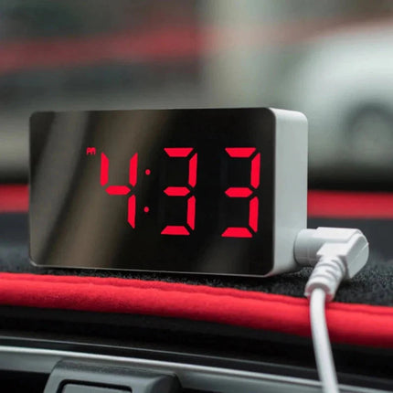 Digital väckarklocka med modern spegeldisplay
