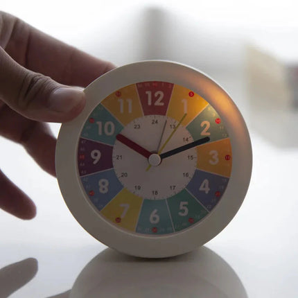 Pedagogisk väckarklocka för barn med ljus