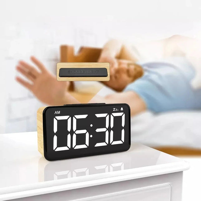 Digital väckarklocka i trä med stora siffror