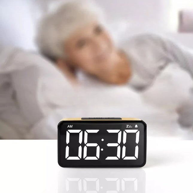 Digital väckarklocka i trä med stora siffror