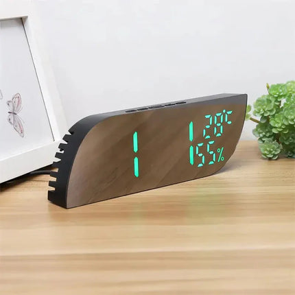 Batteridriven digital väckarklocka med ljus