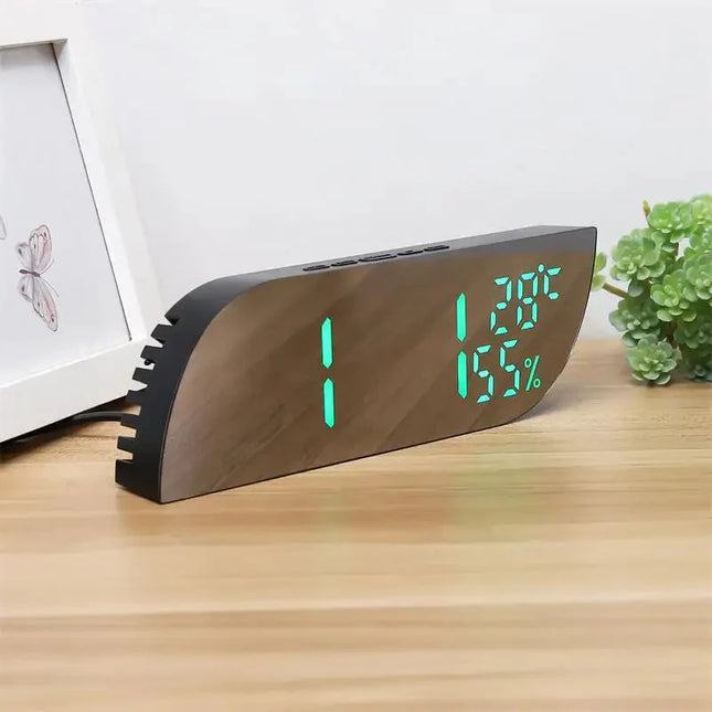 Batteridriven digital väckarklocka med ljus