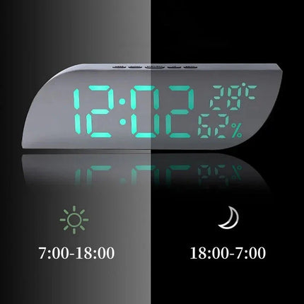 Batteridriven digital väckarklocka med ljus