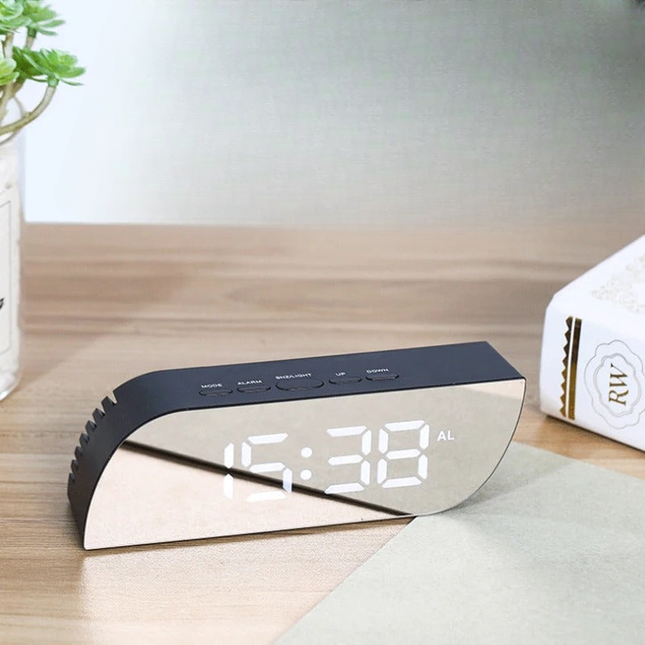 Modern digital väckarklocka med spegelskärm