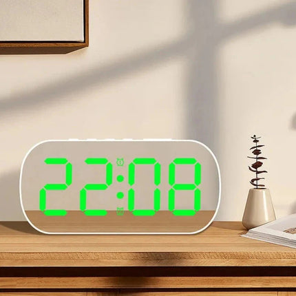 Digital spegelklocka med stora gröna siffror