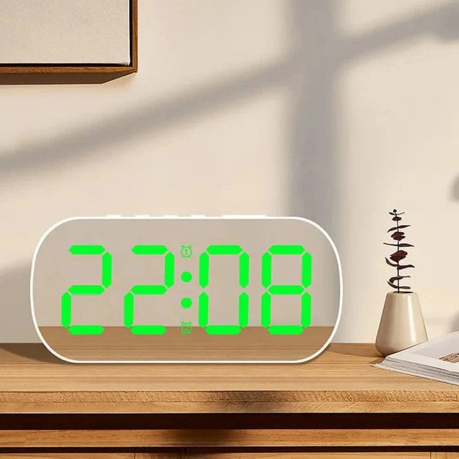 Digital spegelklocka med stora gröna siffror