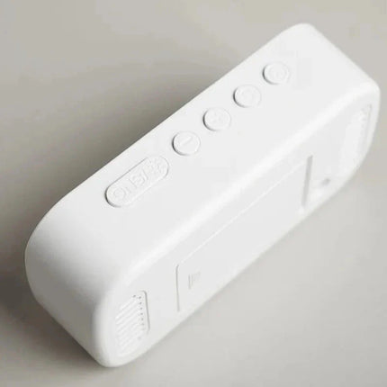 Digital spegelklocka med stora gröna siffror